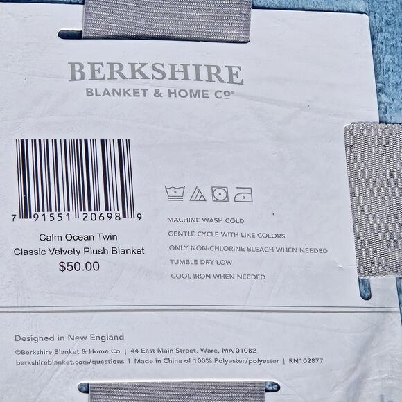 NIP Berkshire Velvety Plush Blanket Light Blue Twin 60"x 90" Soft - Picture 4 of 4